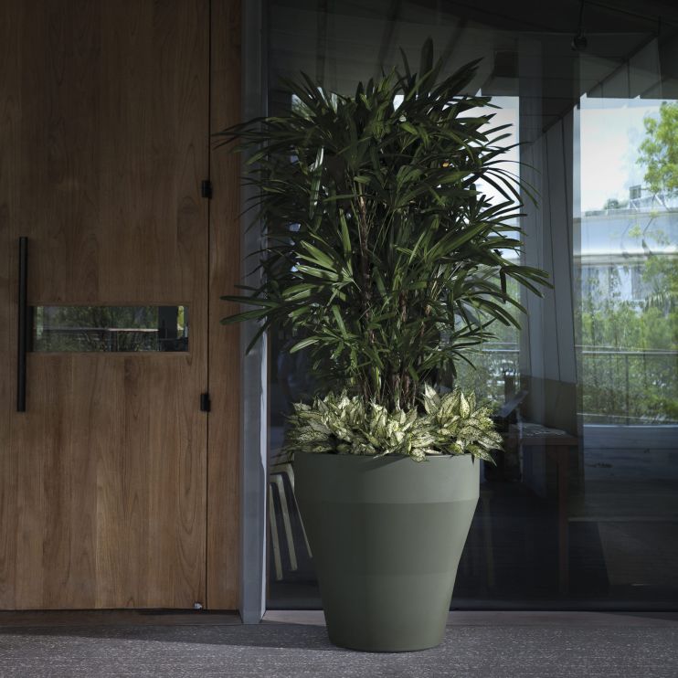 Crescent Garden Rim Self-Watering Round Plastic Planter